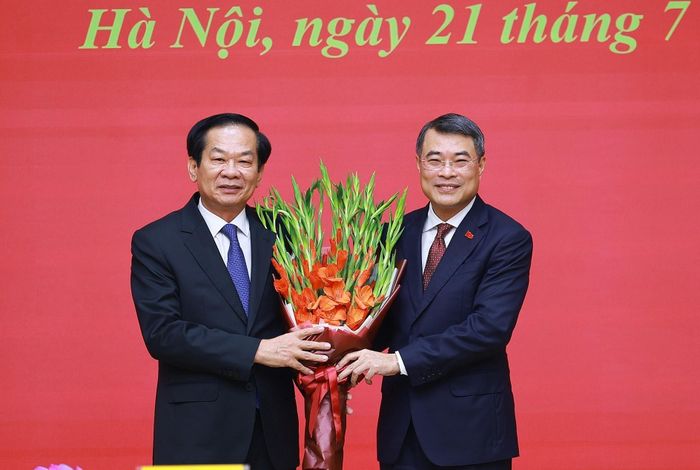 Thủ tướng Lê Minh Hưng tặng hoa cảm ơn đồng chí Đỗ Thanh Bình, nguyên Bộ trưởng Bộ Nội vụ. Ảnh: Dương Giang – TTXVN