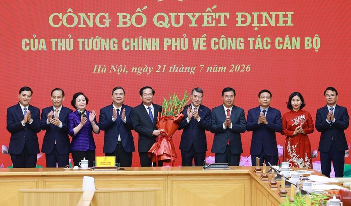 Thủ tướng Lê Minh Hưng cùng lãnh đạo Chính phủ chúc mừng đồng chí Đỗ Thanh Bình nhận nhiệm vụ mới. Ảnh: Dương Giang – TTXVN