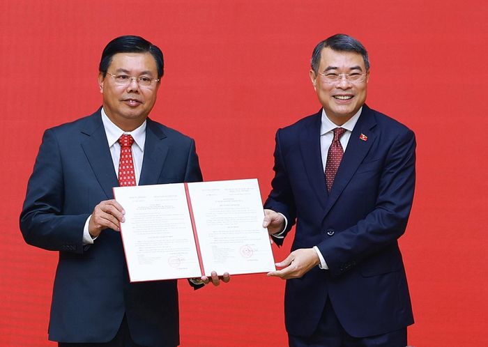 Thủ tướng Lê Minh Hưng trao Quyết định về việc điều động ông Nguyễn Tiến Hải, Ủy viên Trung ương Đảng, Bí thư Tỉnh ủy An Giang về công tác tại Bộ Nội vụ, giao Quyền Bộ trưởng Bộ Nội vụ. Ảnh: Dương Giang – TTXVN