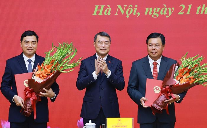 Thủ tướng Lê Minh Hưng trao Quyết định cho Quyền Bộ trưởng Bộ Nội vụ Nguyễn Tiến Hải và Thứ trưởng Thường trực Bộ Dân tộc và Tôn giáo Nguyễn Hoài Anh. Ảnh: Dương Giang – TTXVN