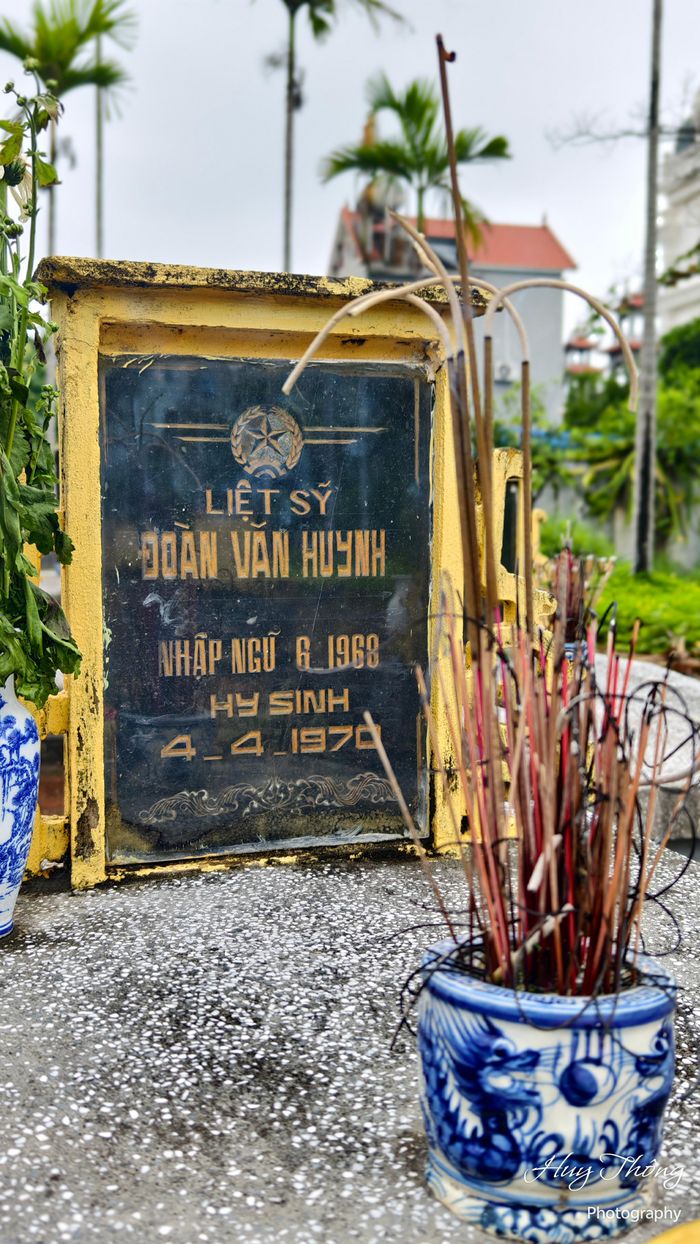 Cha con ông Đoàn Văn Hiển thắp hương cho liệt sĩ Đoàn Văn Huynh