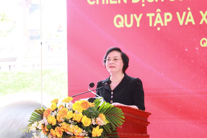 Ngày 2/4/2026, tại Di tích quốc gia đặc biệt Thành cổ Quảng Trị, Ban Chỉ đạo quốc gia về tìm kiếm quy tập và xác định danh tính hài cốt liệt sĩ tổ chức Lễ phát động “Chiến dịch 500 ngày đêm đẩy mạnh thực hiện tìm kiếm, quy tập và xác minh danh tính hài cốt liệt sĩ”, hướng tới kỷ niệm 80 năm Ngày Thương binh - Liệt sĩ (27/7/1947 - 27/7/2027). Trong ảnh: Bí thư Trung ương Đảng, Phó Thủ tướng Phạm Thị Thanh Trà tặng quà các Đội Quy tập mộ liệt sĩ. Ảnh: Tường Vi - TTXVN