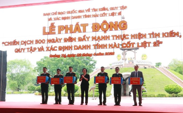 Ban tổ chức tặng quà cho các đối tượng chính sách. Ảnh: Tường Vi - TTXVN