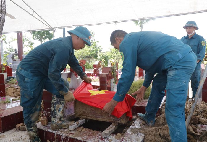 Với 2.758 phần mộ chưa có thông tin, cần lấy mẫu phục vụ giám định ADN để xác định danh tính, tỉnh Bắc Ninh đang huy động sự vào cuộc của cả hệ thống chính trị, đẩy nhanh triển khai “Chiến dịch 500 ngày đêm tìm kiếm, quy tập và xác định danh tính hài cốt liệt sĩ”. Hàng trăm cán bộ, chiến sĩ lực lượng vũ trang, dân quân tự vệ cùng đội ngũ y, bác sĩ, cán bộ chuyên môn đang kiên trì lấy mẫu sinh phẩm thân nhân liệt sĩ, rà soát thông tin, hoàn thiện hồ sơ để phục vụ giám định ADN. Ảnh: Thanh Thương- TTXVN