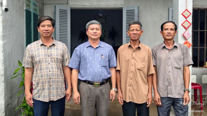 Ông Nguyễn Văn Long - Phó Bí thư Đảng ủy, Chủ tịch UBND xã Hải Thịnh thăm gia đìnhn ông Đoàn Văn Hiển...