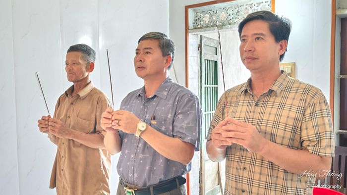 Ông Nguyễn Văn Long - Phó Bí thư Đảng ủy, Chủ tịch UBND xã Hải Thịnh (giữa) đến thăm gia đình ông Đoàn Văn Hiển, thắp hương tri ân liệt sĩ Đoàn Văn Huynh