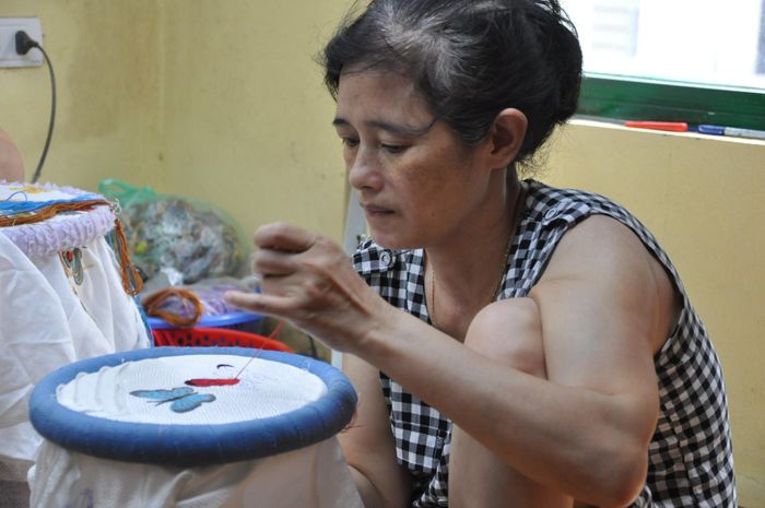Các nghệ nhân làng nghề truyền thống luôn mong mỏi các sản phẩm của làng nghề được lan tỏa, đón nhận bởi người trẻ. Ảnh: BTC