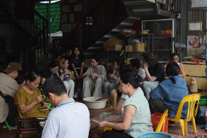 Được lắng nghe các câu chuyện từ nghệ nhân, tham gia trực tiếp vào quá trình sản xuất sản phẩm thủ công giúp các bạn trẻ thấu hiểu những giá trị di sản làng nghề. Ảnh: BTC
