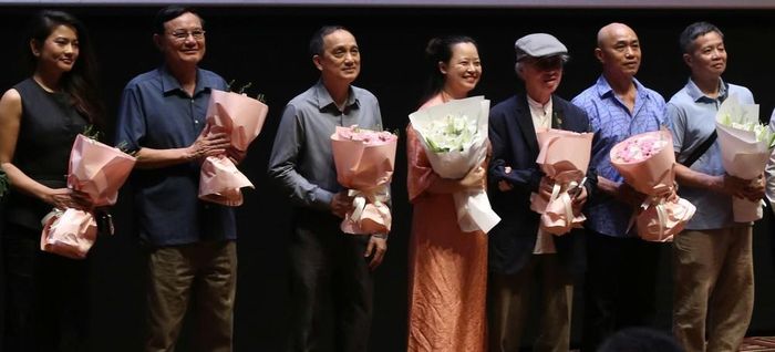 Giao lưu với đoàn làm phim "Đừng đốt" - bộ phim được lựa chọn chiếu Khai mạc Tuần phim tại Hà Nội. Ảnh: TTXVN phát