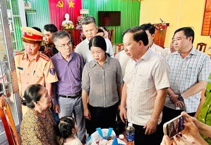 Sáng 21/7, Phó Bí thư Thành ủy, Chủ tịch UBND thành phố Đồng Nai Nguyễn Văn Út đến hiện trường kiểm tra, chỉ đạo giải quyết hậu quả vụ tai nạn giao thông đặc biệt nghiêm trọng trên quốc lộ 1A.