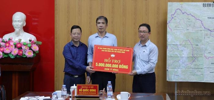 Ủy ban Trung ương MTTQ Việt Nam trao 5 tỷ đồng hỗ trợ tỉnh Lai Châu - Ảnh: VGP/Gia Huy