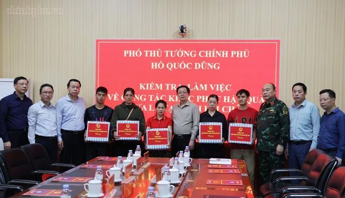 Phó Thủ tướng và đoàn công tác trao quà cho đại diện hộ gia đình bị ảnh hưởng bởi mưa lũ - Ảnh: VGP/Gia Huy