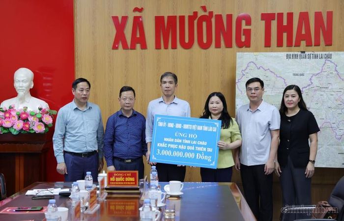 Tỉnh Lào Cai trao hỗ trợ cho tỉnh Lai Châu 3 tỷ đồng để khắc phục hậu quả mưa lũ - Ảnh: VGP/Gia Huy
