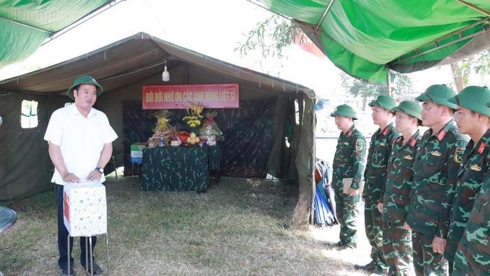 Phó Chủ tịch UBND TP. Huế Nguyễn Văn Mạnh (bên trái) động viên cán bộ, nhân viên Đội quy tập 192 triển khai nhiệm vụ tìm kiếm hài cốt liệt sĩ tại ga Hương Thủy - Ảnh: VGP