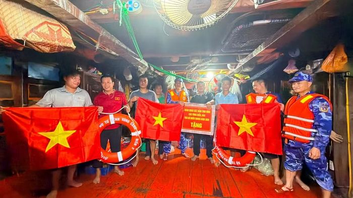 Cảnh sát biển trao quà tặng tàu cá ngư dân.