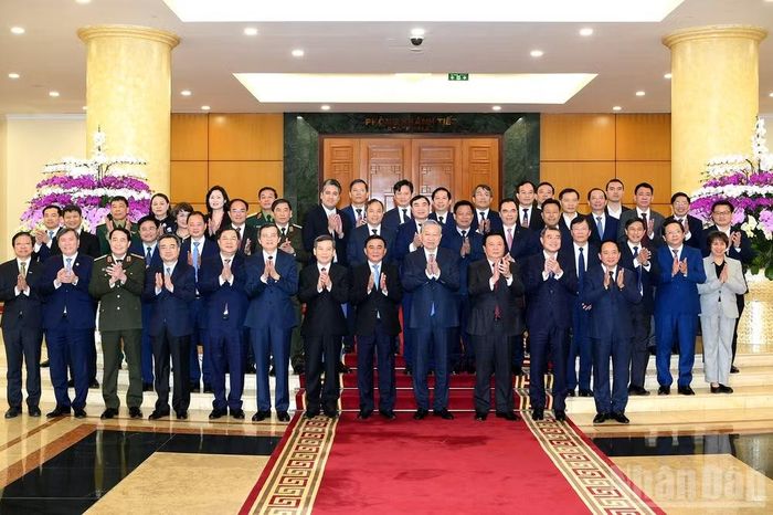 Tổng Bí thư Tô Lâm và các đồng chí lãnh đạo Đảng, Nhà nước và các đại biểu tham dự Hội nghị bố quyết định của Bộ Chính trị thành lập Hội đồng Lý luận Trung ương nhiệm kỳ 2026-2031. (Ảnh: ĐĂNG KHOA)