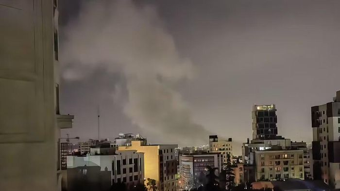 Khói bốc lên sau vụ không kích tại Tehran, Iran. (Ảnh: THX/TTXVN)