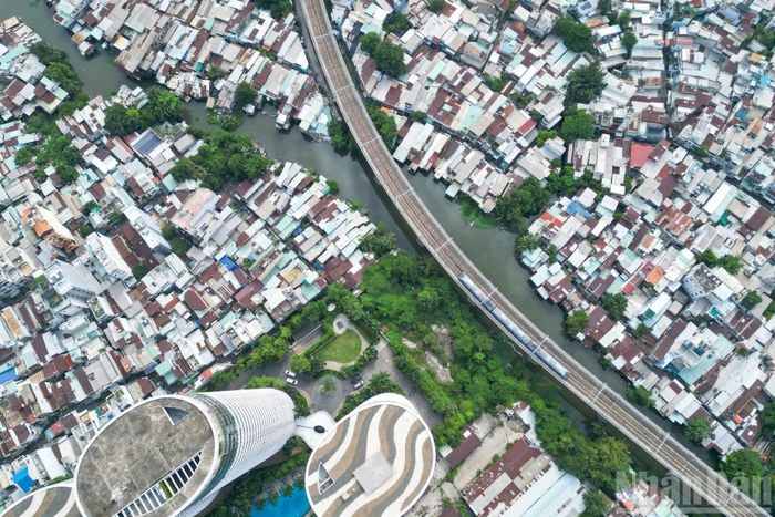 Thành phố Hồ Chí Minh đang phấn đấu triển khai công tác đền bù, giải phóng mặt bằng để khởi công Dự án cải tạo rạch Văn Thánh với tổng mức đầu tư hơn 8.555 tỷ đồng trong tháng 10/2026.