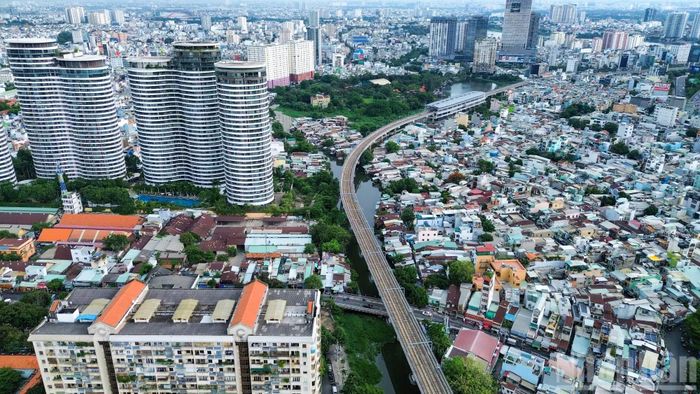 Dự án sẽ được triển khai theo hình thức thi công cuốn chiếu, phù hợp với tiến độ giải phóng mặt bằng. Gói thầu xây lắp đầu tiên dự tính khởi công trong tháng 10/2026; hai gói thầu còn lại sẽ triển khai theo tiến độ bàn giao mặt bằng của địa phương.