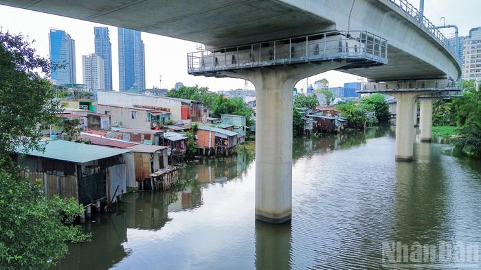 Phường Thạnh Mỹ Tây sẽ hỗ trợ người dân trong quá trình di dời, ổn định nơi ở, giải quyết thủ tục hành chính, tạo sinh kế và ưu tiên trợ giúp các trường hợp khó khăn, đồng thời tiếp nhận, xử lý kịp thời các kiến nghị phát sinh.