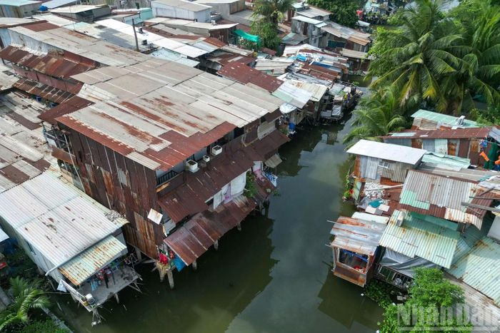 Tuy nhiên, sau nhiều năm bị lấn chiếm, bồi lắng và thiếu đầu tư, hai bên bờ rạch hình thành hàng trăm căn nhà tạm, nhà lụp xụp san sát trên mặt nước.