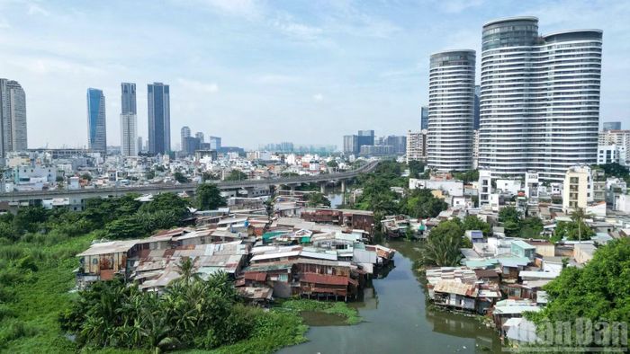 Rạch Văn Thánh dài khoảng 1,9km, nối từ cầu Điện Biên Phủ đến ngã ba kênh Nhiêu Lộc-Thị Nghè, đi qua địa bàn phường Thạnh Mỹ Tây, Thành phố Hồ Chí Minh.