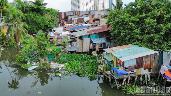Theo ghi nhận của phóng viên cho thấy, dọc hai bên rạch vẫn còn dày đặc nhà tạm dựng sát mép nước. Nhiều loại rác như túi ni-lon, chai nhựa, vật dụng sinh hoạt bị xả trực tiếp xuống lòng kênh khiến mặt nước phủ kín rác nổi.