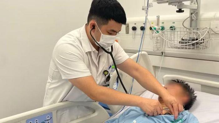 Một trường hợp ngộ độc nằm điều trị tại Bệnh viện Bạch Mai. (Ảnh: Bệnh viện cung cấp)