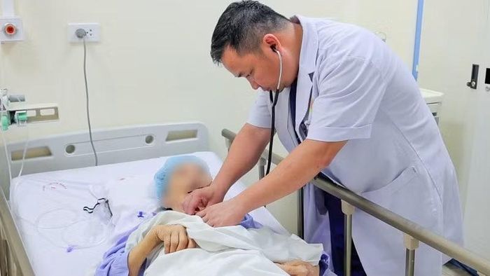 Tiến sĩ, bác sĩ Phan Thảo Nguyên, Phó Giám đốc Bệnh viện E, Trưởng khoa Nội Tim mạch người lớn cho biết đây là một trong những ca bệnh nguy kịch nhất mà ê-kíp từng tiếp nhận.