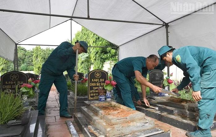 Các đơn vị tổ chức khai quật, lấy mẫu sinh phẩm xác định danh tính hài cốt liệt sĩ chưa có thông tin tại các nghĩa trang liệt sĩ.