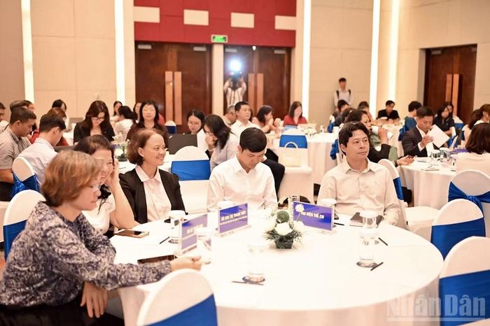 Các đại biểu dự hội thảo.