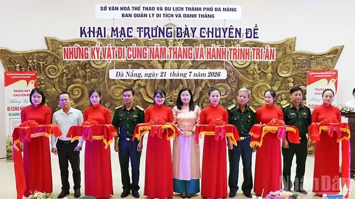 Các đại biểu cắt băng khai mạc trưng bày chuyên đề.