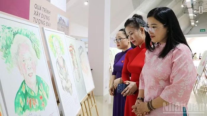 Tham quan các tác phẩm tranh chân dung ký họa các Mẹ Việt Nam Anh hùng.