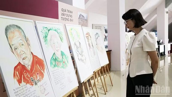 Các tranh chân dung ký họa Mẹ Việt Nam Anh hùng của họa sĩ Đặng Ái Việt đưa người xem từ ký ức chiến tranh đến sự lắng đọng, kính trọng trước những hy sinh lớn lao của các Mẹ.