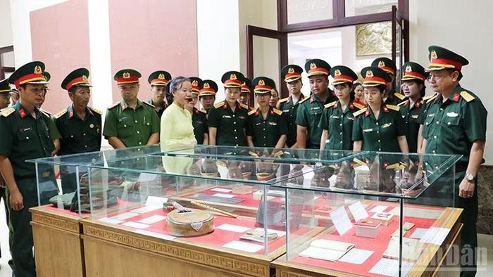 Trưng bày giới thiệu 90 hiện vật gốc là kỷ vật của các liệt sĩ, chiến sĩ cách mạng đang lưu giữ tại Khu Tượng đài Mẹ Việt Nam Anh hùng.