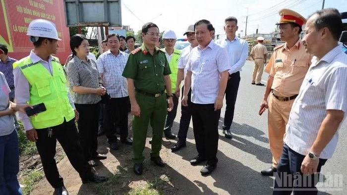 Lãnh đạo thành phố Đồng Nai cùng các sở, ngành tại hiện trường khu vực xảy ra vụ tai nạn.