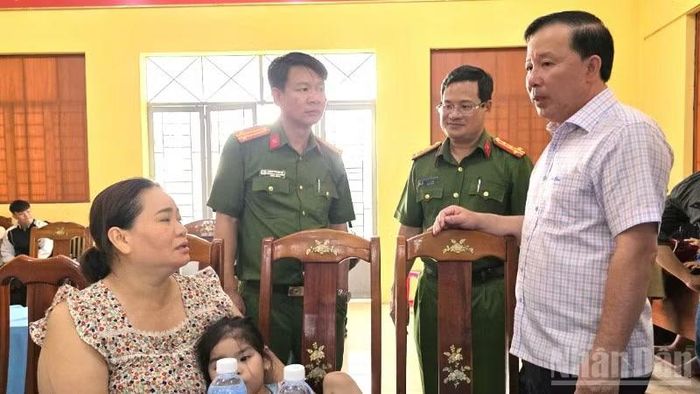 Phó Bí thư Thành ủy, Chủ tịch Ủy ban nhân dân thành phố Đồng Nai Nguyễn Văn Út thăm hỏi hành khách đi trên xe ô-tô trong vụ tai nạn.