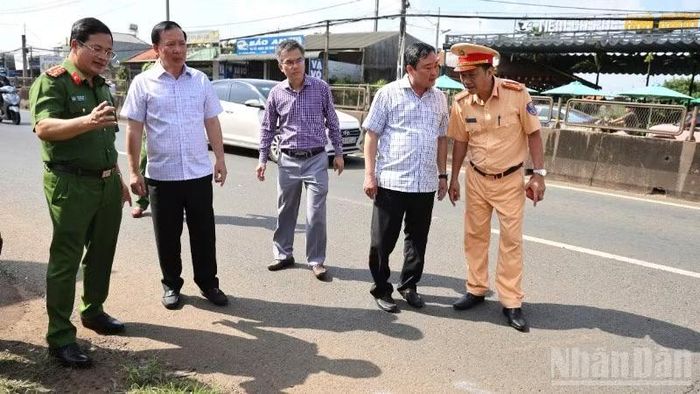 Đại tá Trần Anh Sơn, Phó Giám đốc Công an thành phố Đồng Nai, báo cáo nhanh với lãnh đạo thành phố về vụ tai nạn.