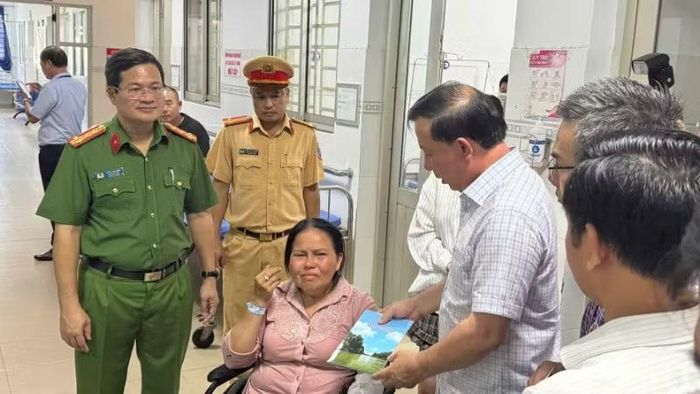 Lãnh đạo thành phố Đồng Nai thăm hỏi nạn nhân vụ tai nạn.