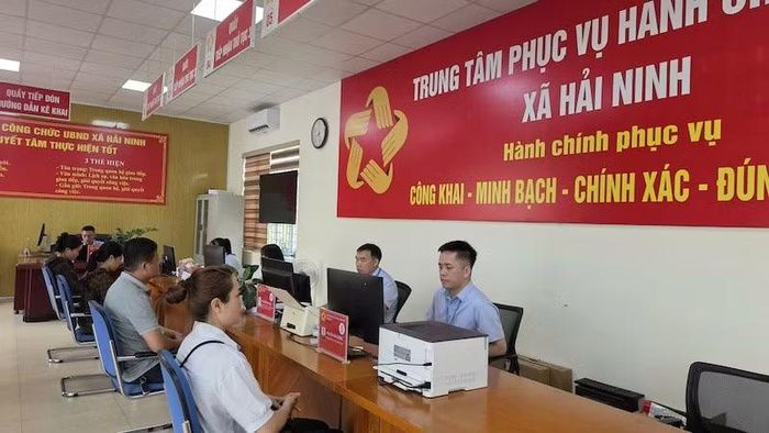 Người dân đến làm thủ tục hành chính tại Trung tâm phục vụ hành chính công xã Hải Ninh.