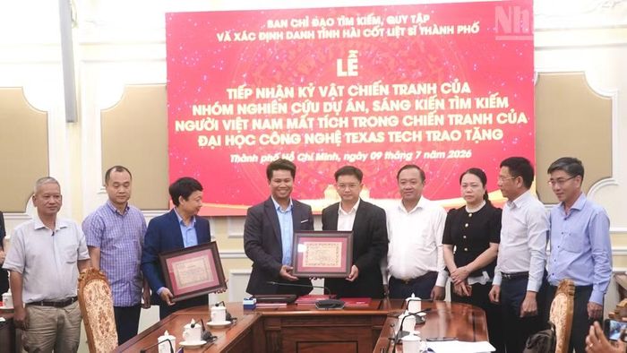 Ban Chỉ đạo 515 Thành phố Hồ Chí Minh tiếp nhận hồ sơ, kỷ vật chiến tranh từ Nhóm nghiên cứu thuộc Đại học Texas Tech trao tặng.