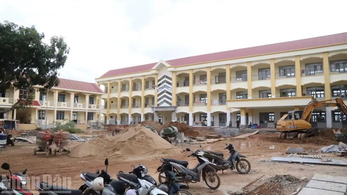 Đến nay, tiến độ thi công của các dự án tại địa bàn các xã biên giới tỉnh Đắk Lắk cơ bản theo đúng kế hoạch, bảo đảm hoàn thành toàn bộ phần thi công xây dựng, thiết bị hoàn thành trước ngày 31/7/2026; tổ chức kiểm tra chất lượng, nghiệm thu, bàn giao cho đơn vị sử dụng trước ngày 30/8/2026.