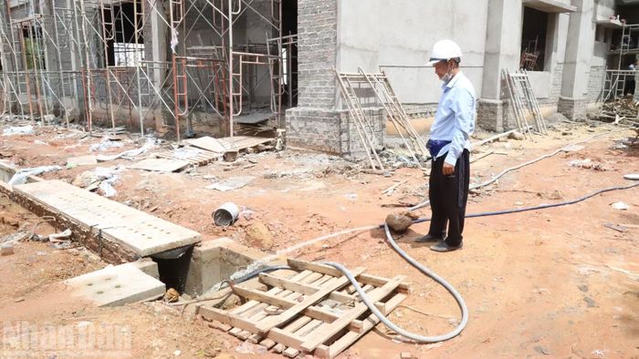 Các đơn vị thi công phải dùng máy bơm nước để thi công công trình.