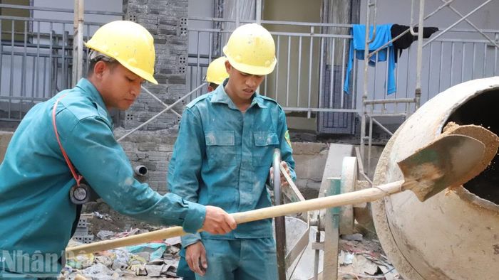 Không khí lao động hết sức khẩn trương với tinh thần “vượt nắng, thắng mưa” để đưa công trình về đích đúng hạn.