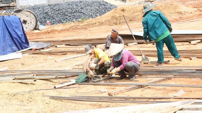Đang trong giai đoạn nước rút, mỗi người mỗi việc nhưng tất cả đều làm việc với tinh thần "vượt nắng thắng mưa".