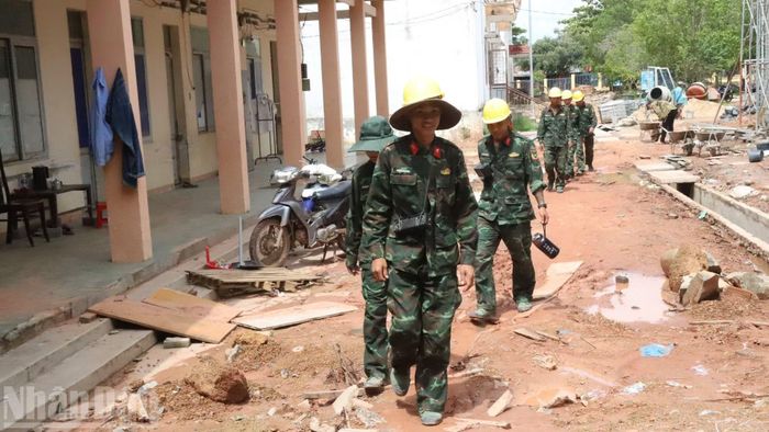 Không khí thi công trên công trường hết sức khẩn trương. Trong ảnh, sau giờ nghỉ trưa, lực lượng bộ đội hỗ trợ thi công trên đường ra công trình.