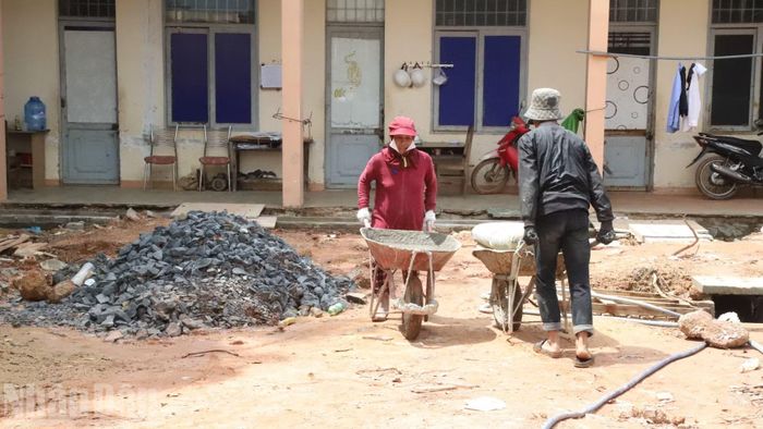 Dưới thời tiết nóng bức, các công nhân vẫn lao động khẩn trương.