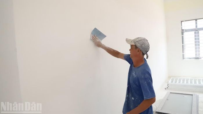 Một số hạng mục đang trét và sơn.