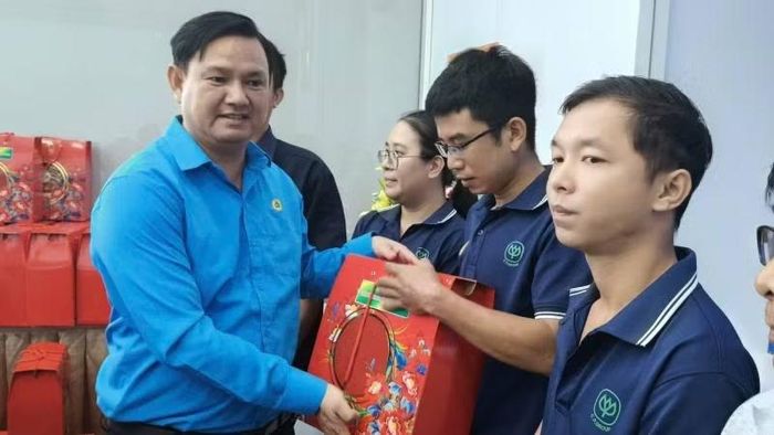 Lãnh đạo Liên đoàn Lao động tỉnh Vĩnh Long tặng quà cho công nhân tại Công ty cổ phần Chăn nuôi C.P Việt Nam.