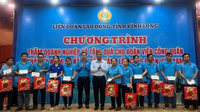 Lãnh đạo tỉnh Vĩnh Long thăm, tặng quà cho công nhân lao động có hoàn cảnh khó khăn tại Công ty cổ phần Đông Hải Bến Tre.
